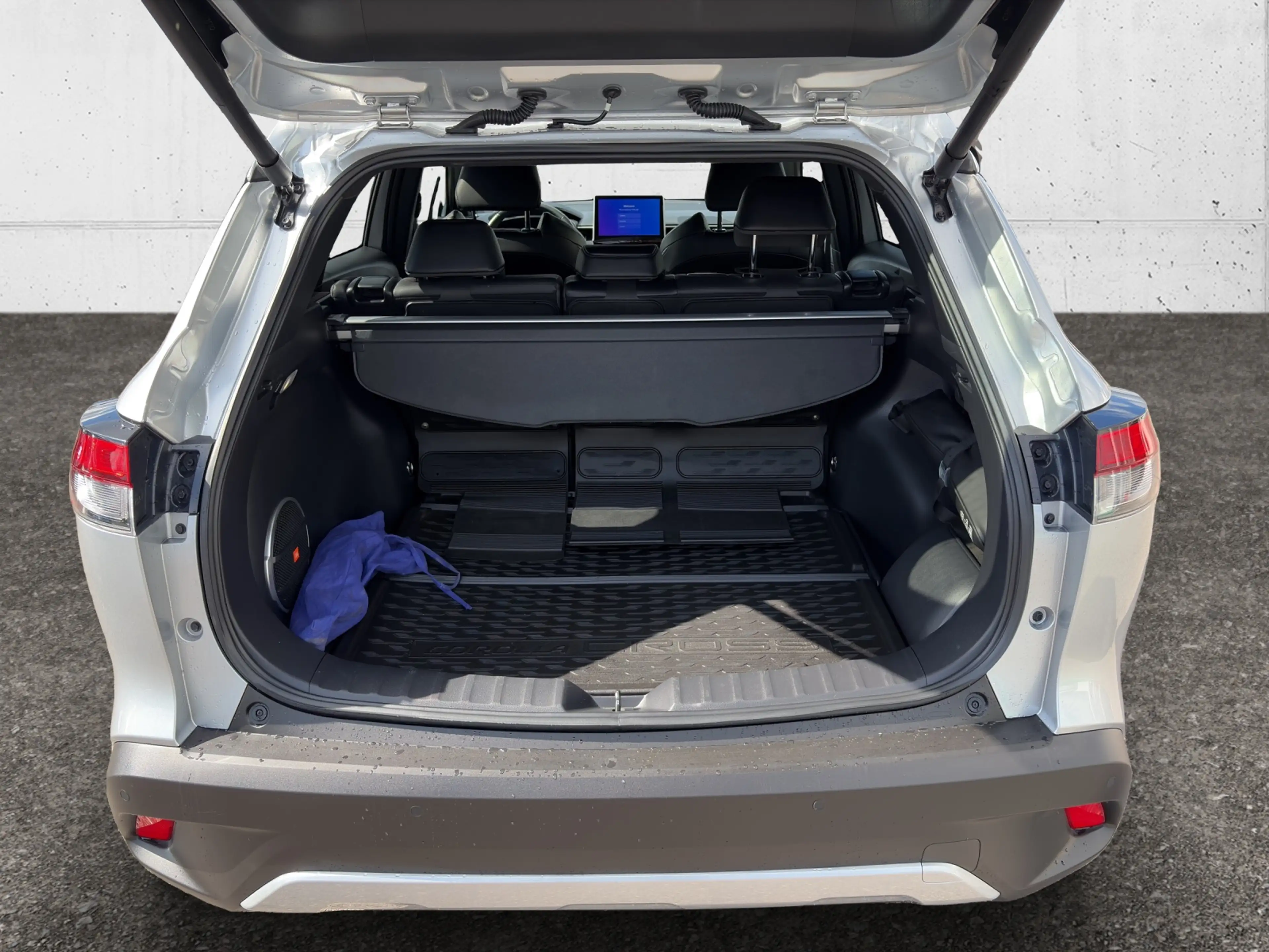 Toyota Corolla Cross 2,0 Hybrid Lounge AWD — photo 9