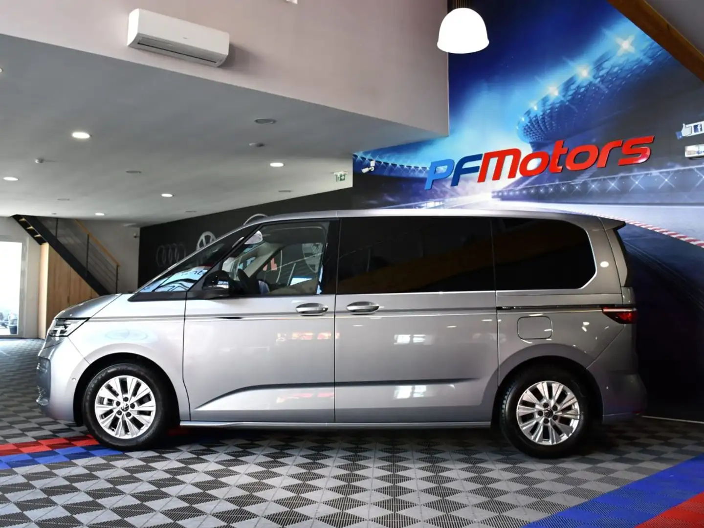 Volkswagen T7 Multivan T7 Style 1.4 eHybrid 218 DSG GPS Virtual Toit Pano Portes électriques DCC ACC Caméra Front Table Centrale JA 17 Grau - 2