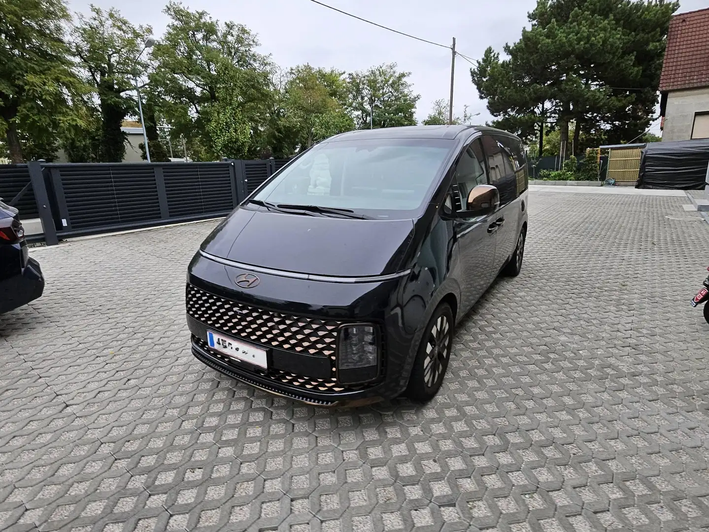 Hyundai STARIA Staria Bus 2,2 CRDi Luxury Line 4WD DCT Aut. Luxury Line Schwarz - 1