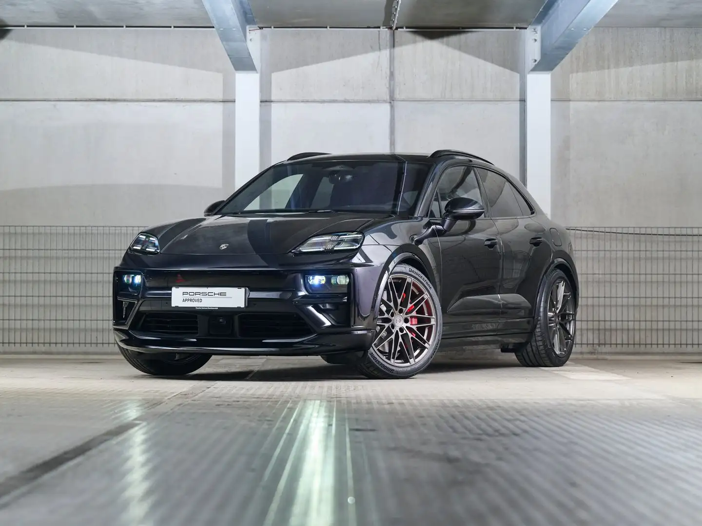 Porsche Macan Turbo Schwarz - 1