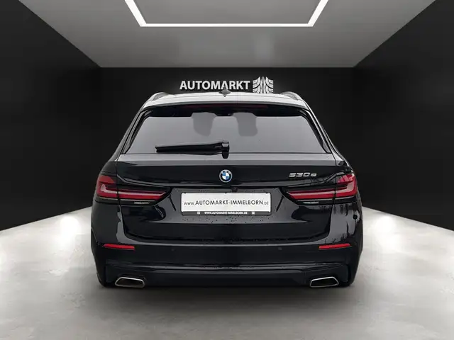 BMW 5 Series view 10