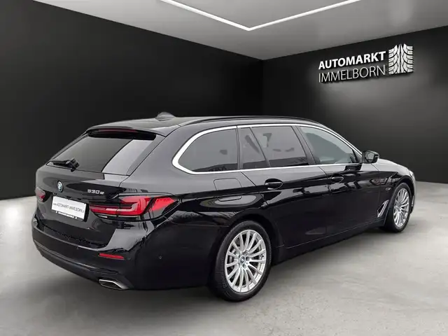 BMW 5 Series view 8