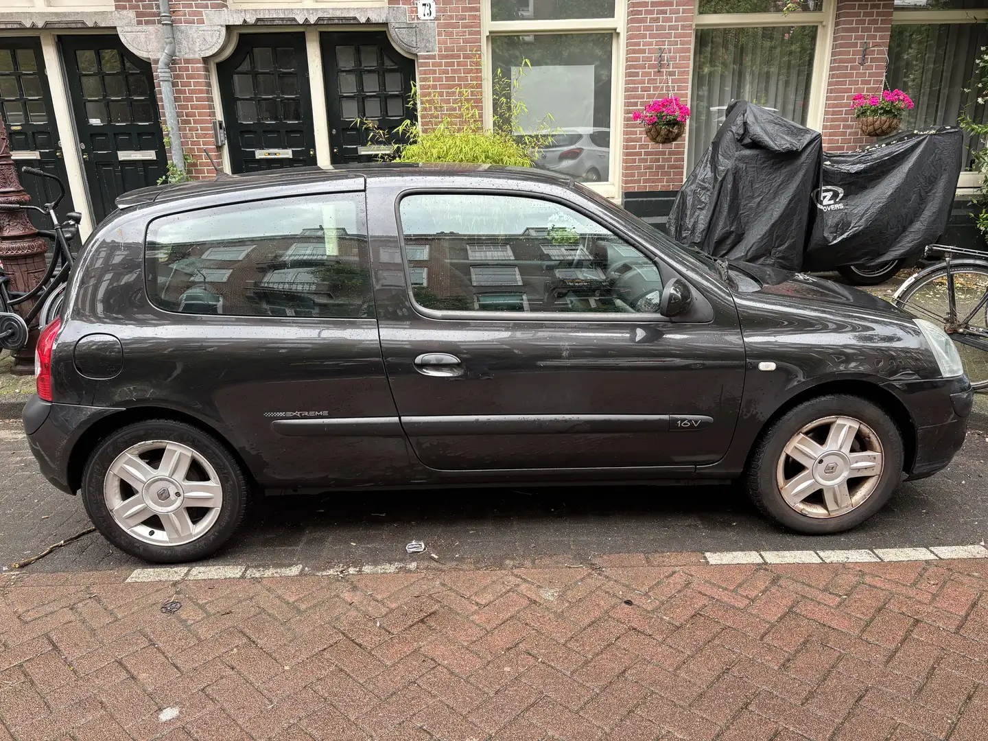 Renault Clio 1.2-16V Auth.Comf. Zwart - 1