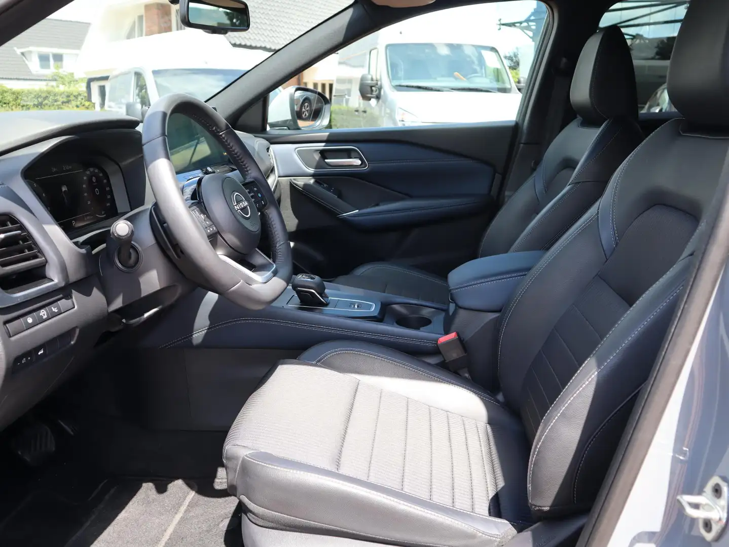 Nissan Qashqai 1.3 MHEV Xtronic Tekna | AUTOMAAT | Panoramadak | Gris - 2