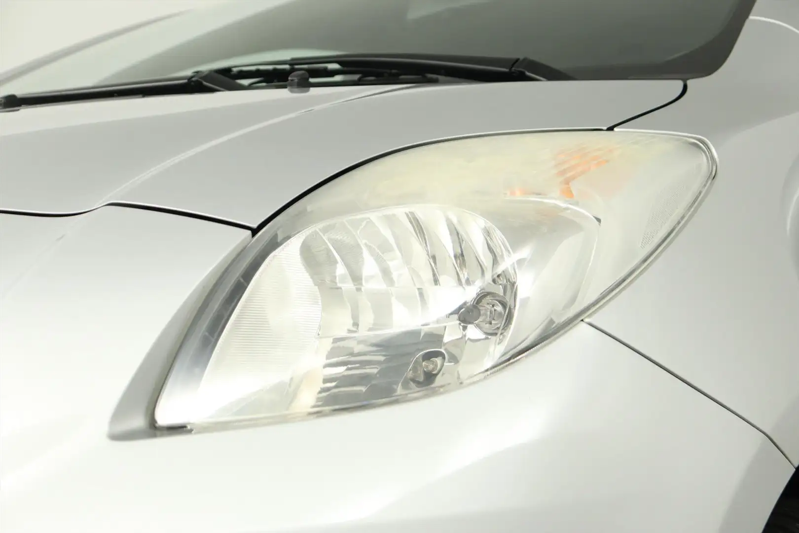 Toyota Yaris 1.3 16V VVT-I SOL 5DRS AC/CV+AB/ELEK.RAMEN/MIST.LA Gris - 2