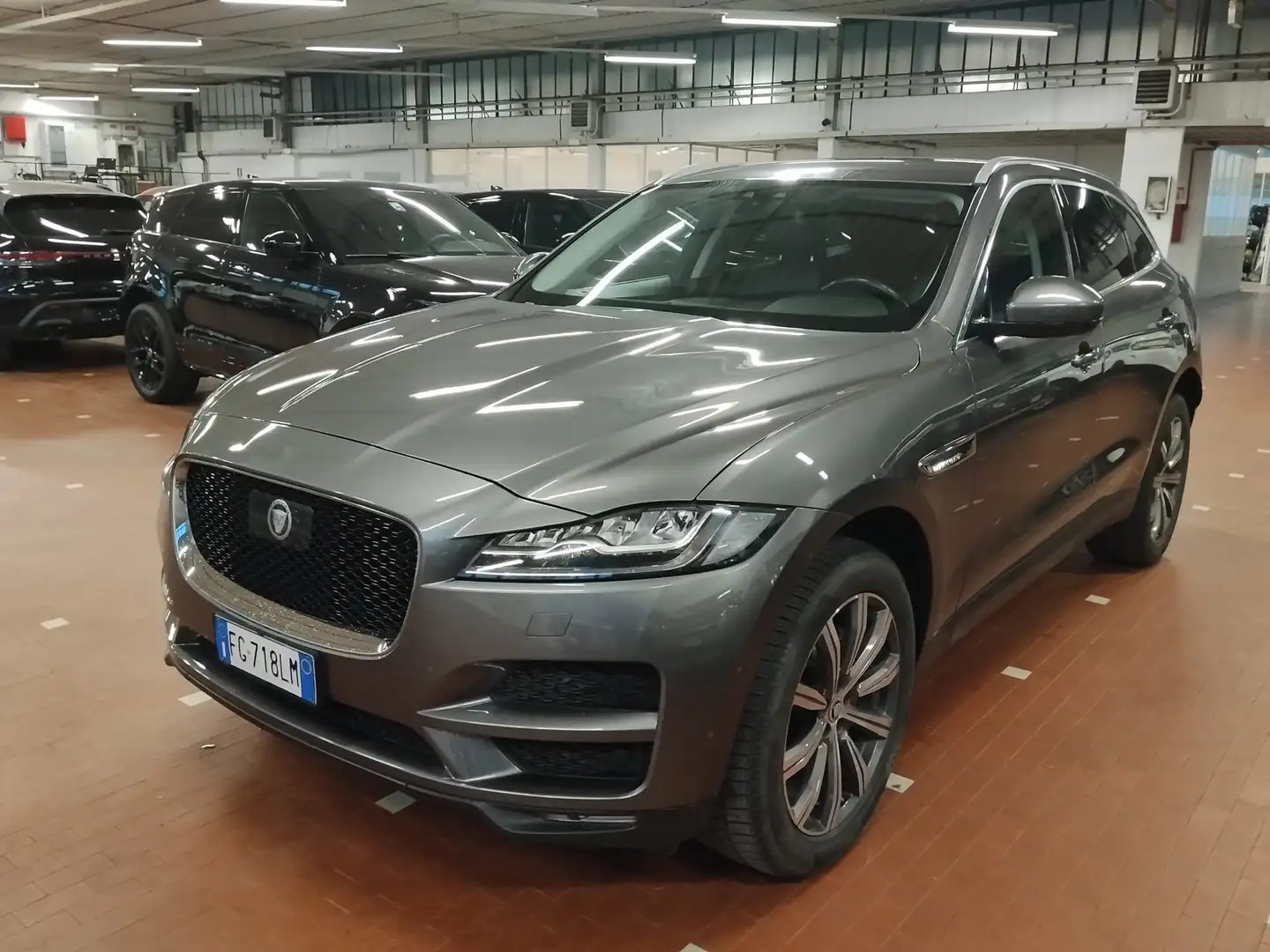 Jaguar F-Pace 3.0d V6 Portfolio awd 300cv auto Grau - 2