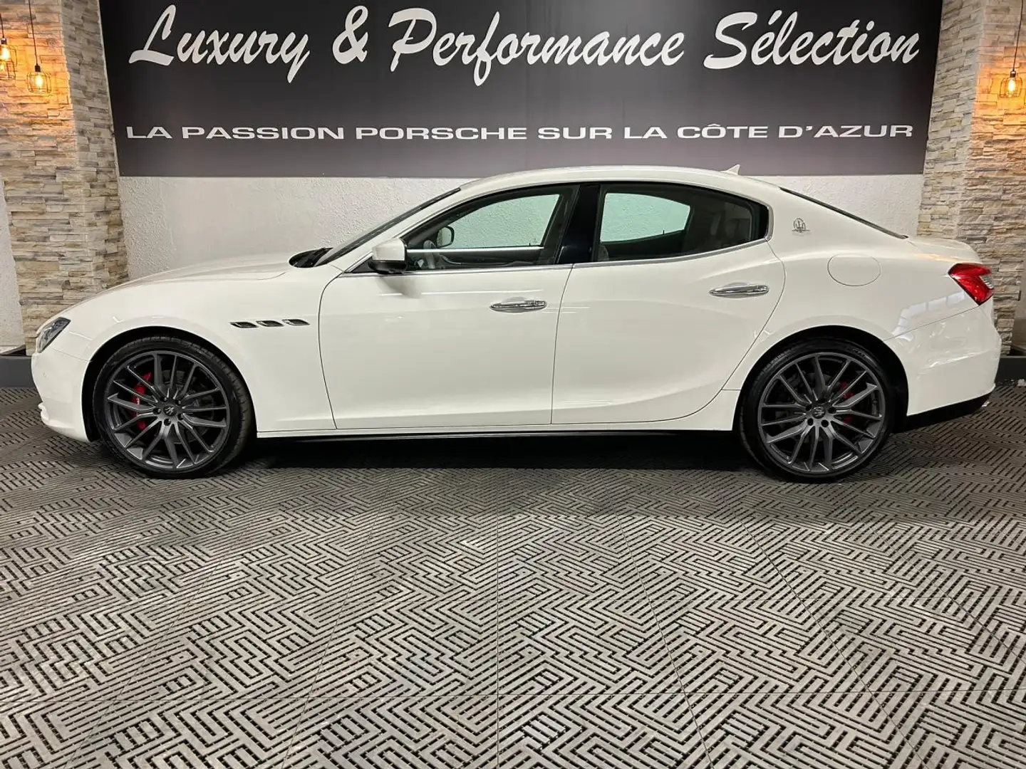 Maserati Ghibli 3.0 V6 275ch BVA8  - 1°main - 73000Km - Entretien  Blanc - 2