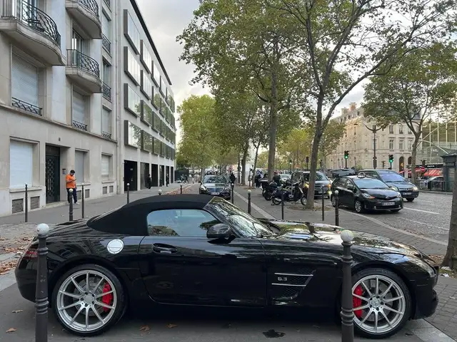 Mercedes-Benz SLS view 4