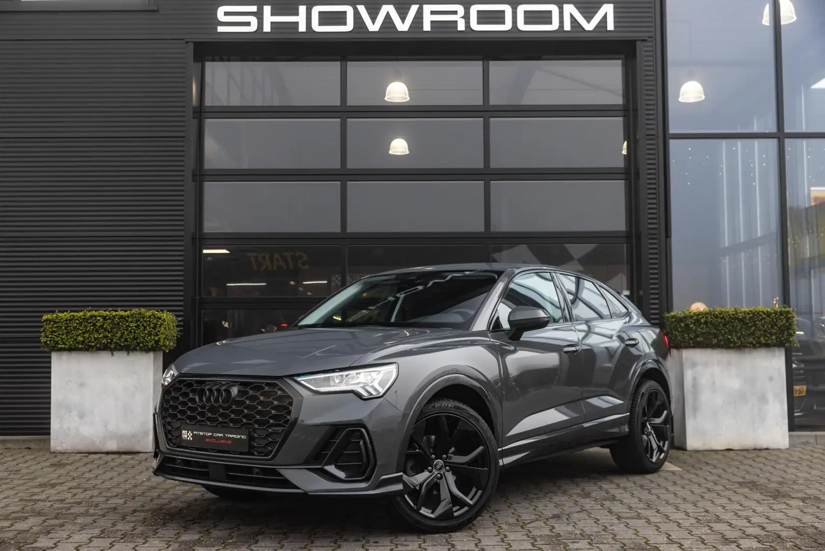 Audi Q3 SPORTBACK 35 TFSI S-Line, Black Pack, Facelift, 20 Grau - 2