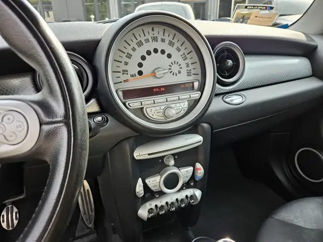 Mini Hatch view 11