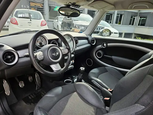 Mini Hatch view 5