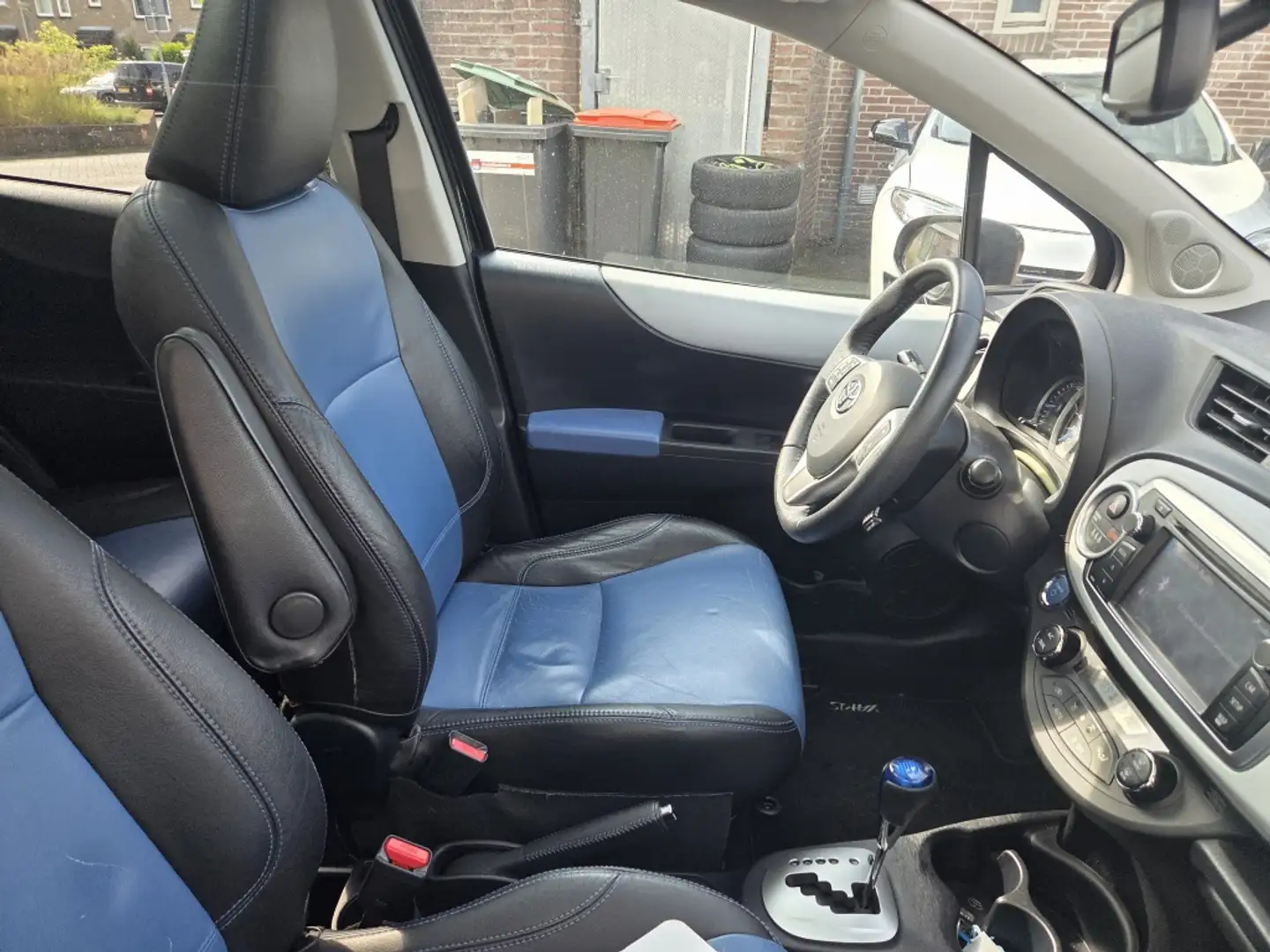 Toyota Yaris 1.5 Full Hybrid Dyn Panoramadak leder Zwart - 2