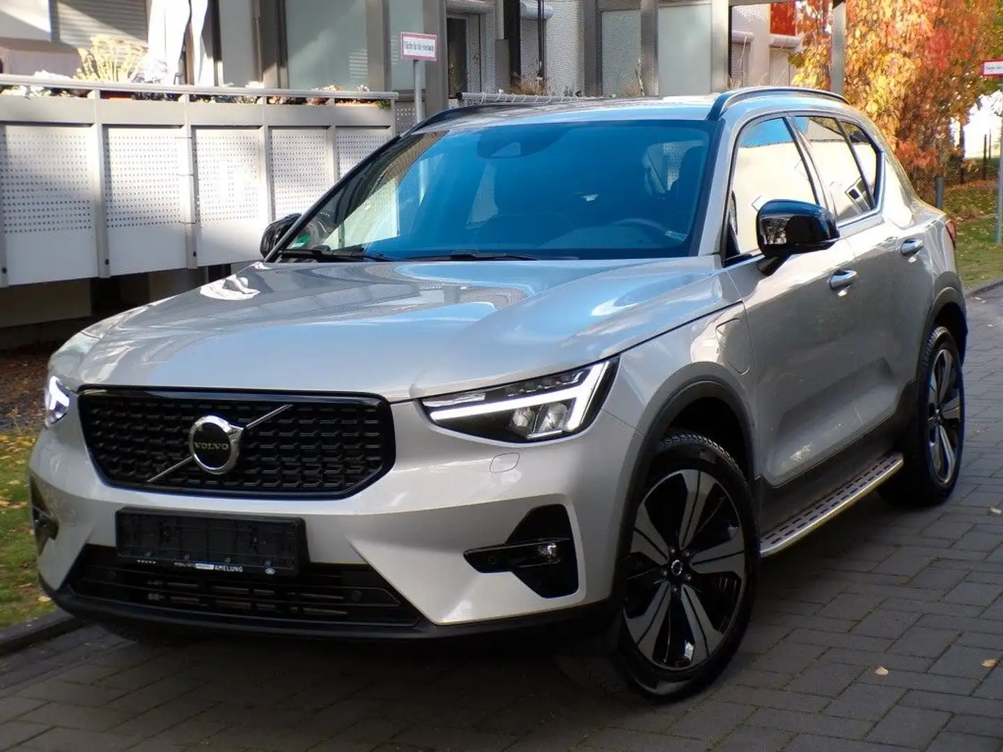 Volvo XC40 T4"Plus Dark"/Standheizung/Memory/Kam./H&K Silber - 1