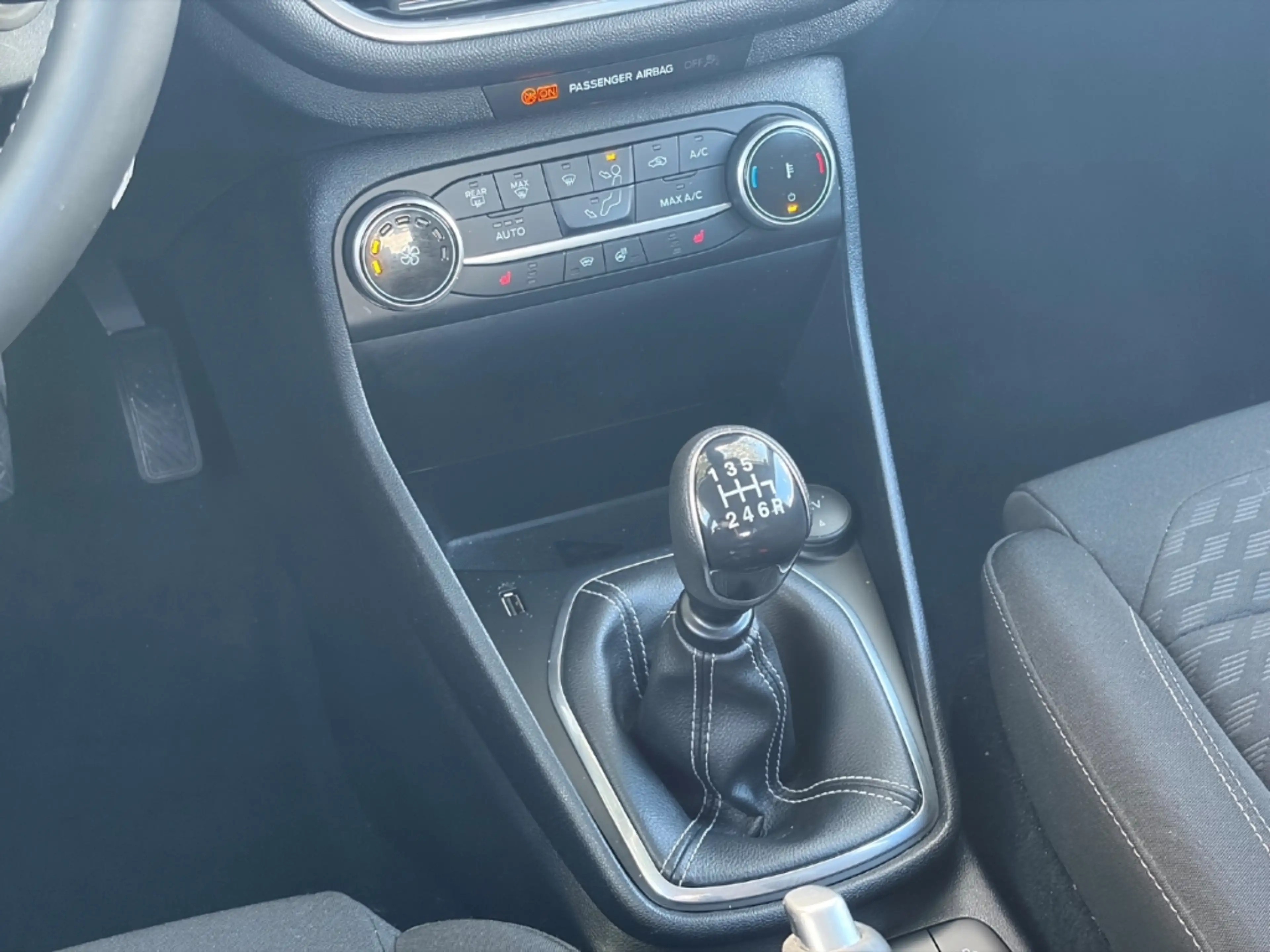 Ford Fiesta 1.0 EcoBoost Titanium — photo 14