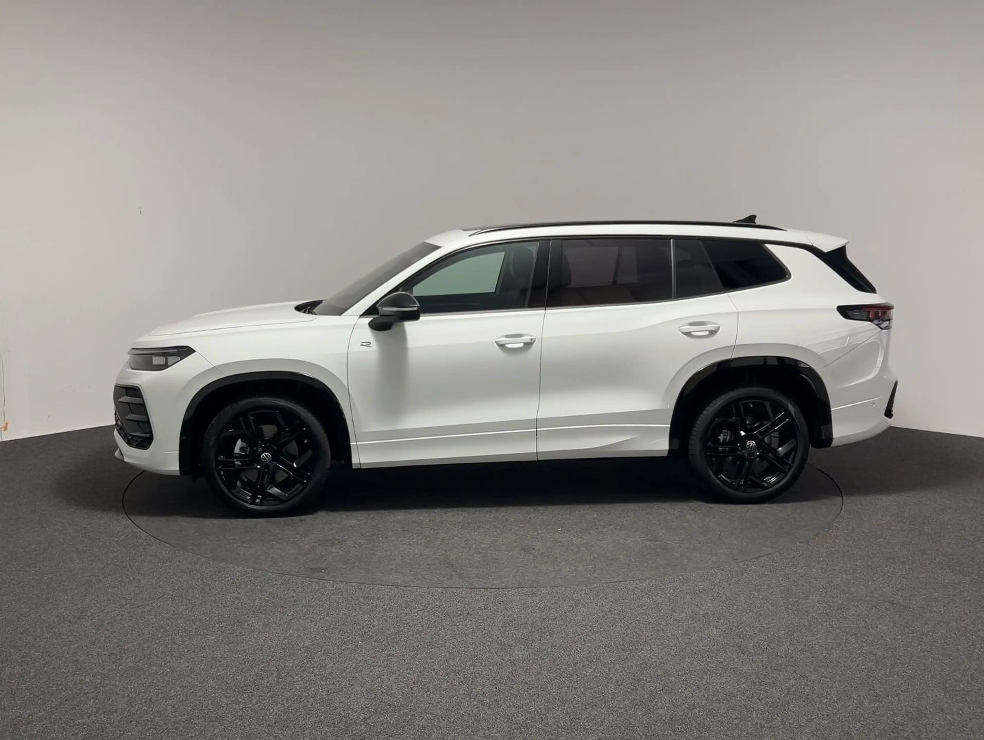 Volkswagen Tayron R-Line 2.0 TDI 4Motion CarPlay Pano Black — photo 4