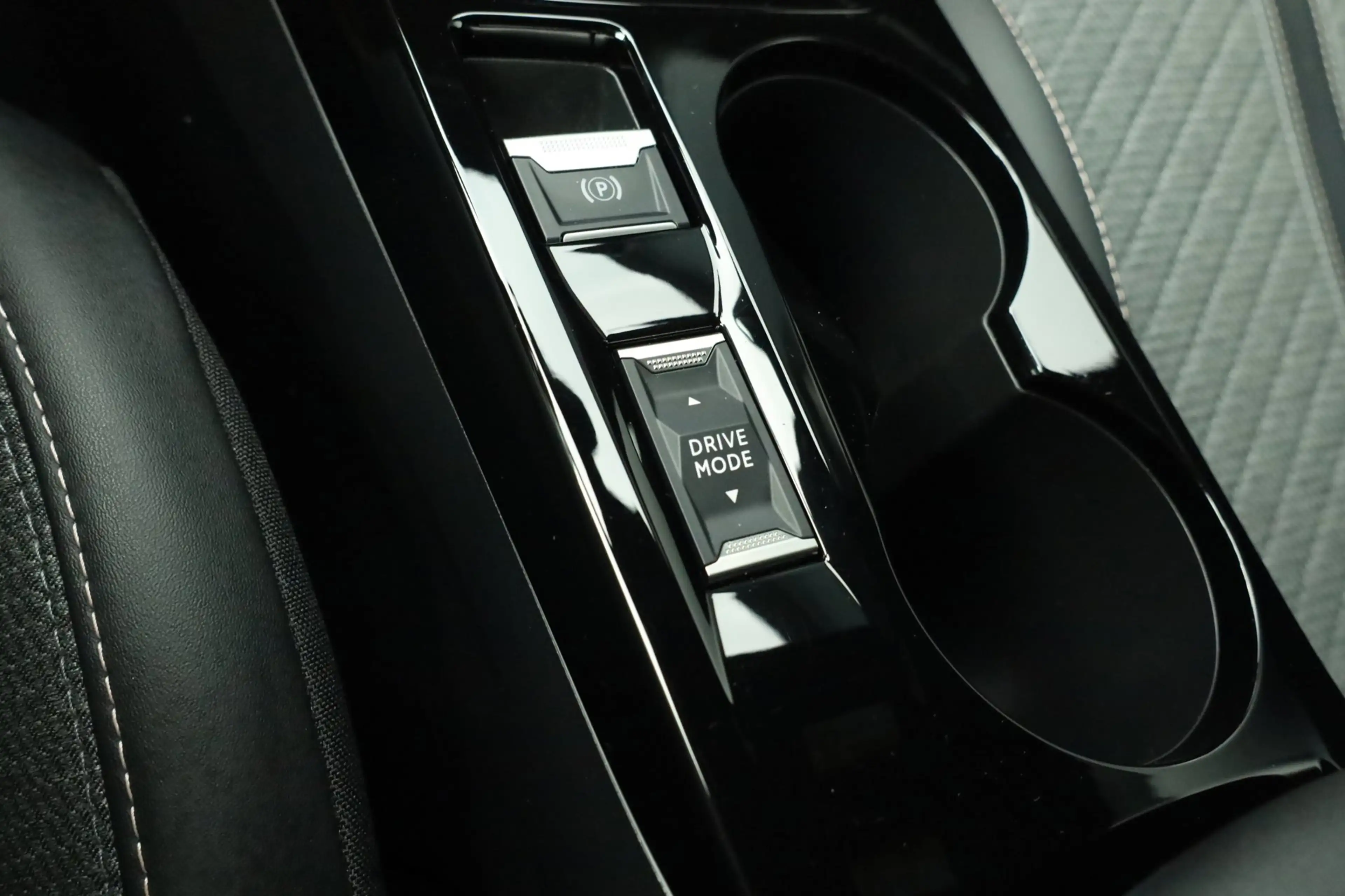 Peugeot e-2008 EV Allure 54 kWh Afn. Trekhaak Carplay Navi Camera — photo 23