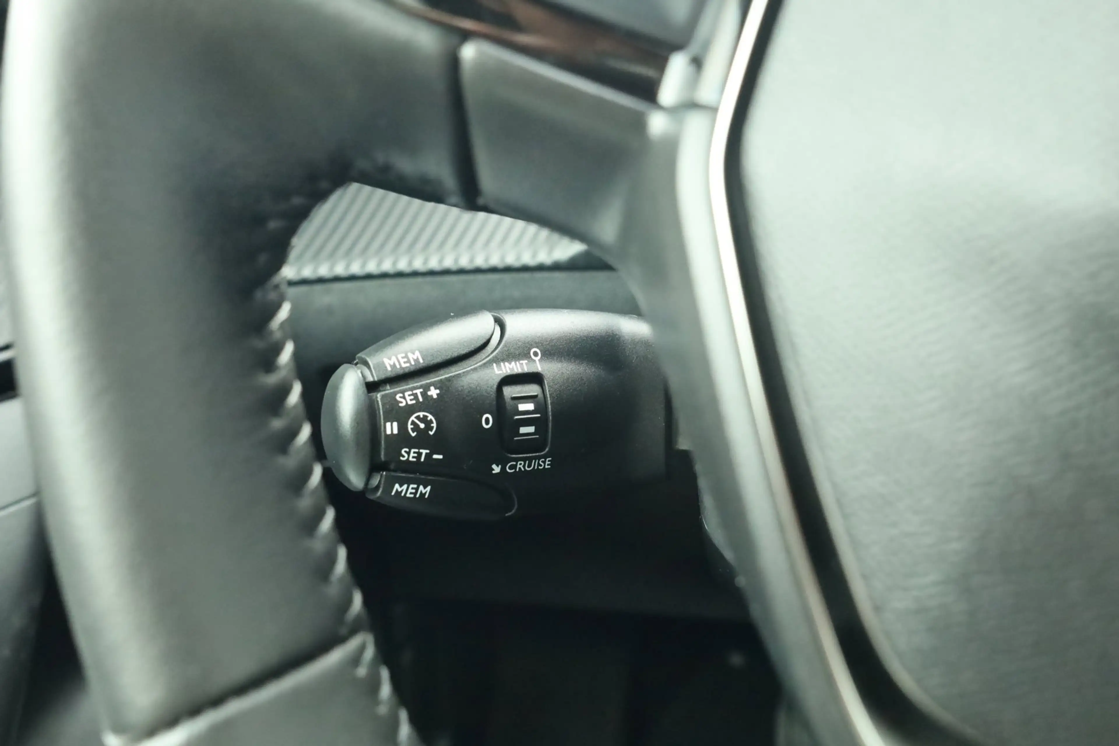 Peugeot e-2008 EV Allure 54 kWh Afn. Trekhaak Carplay Navi Camera — photo 34