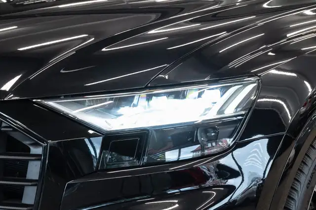 Audi Q8 view 4