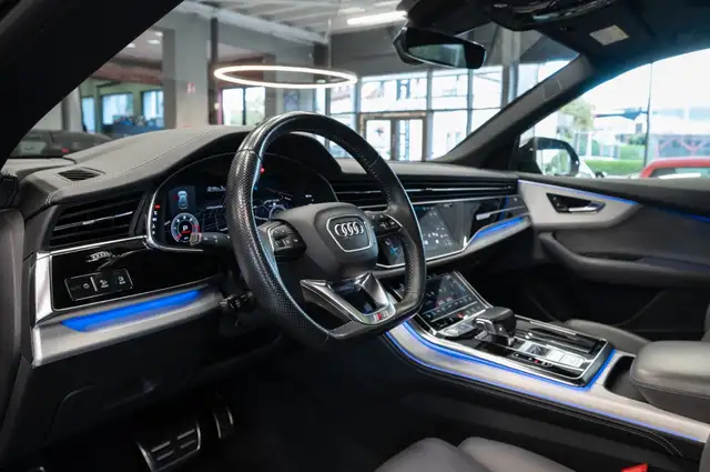 Audi Q8 view 12