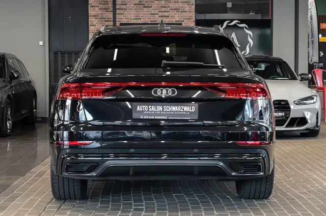 Audi Q8 view 9