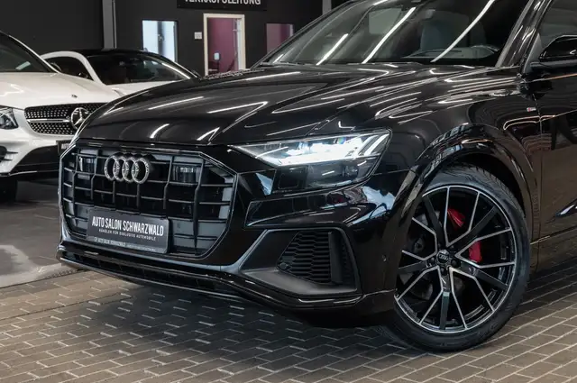 Audi Q8 view 3