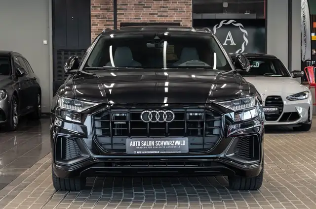 Audi Q8 view 5