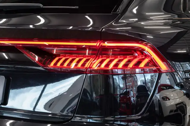 Audi Q8 view 8