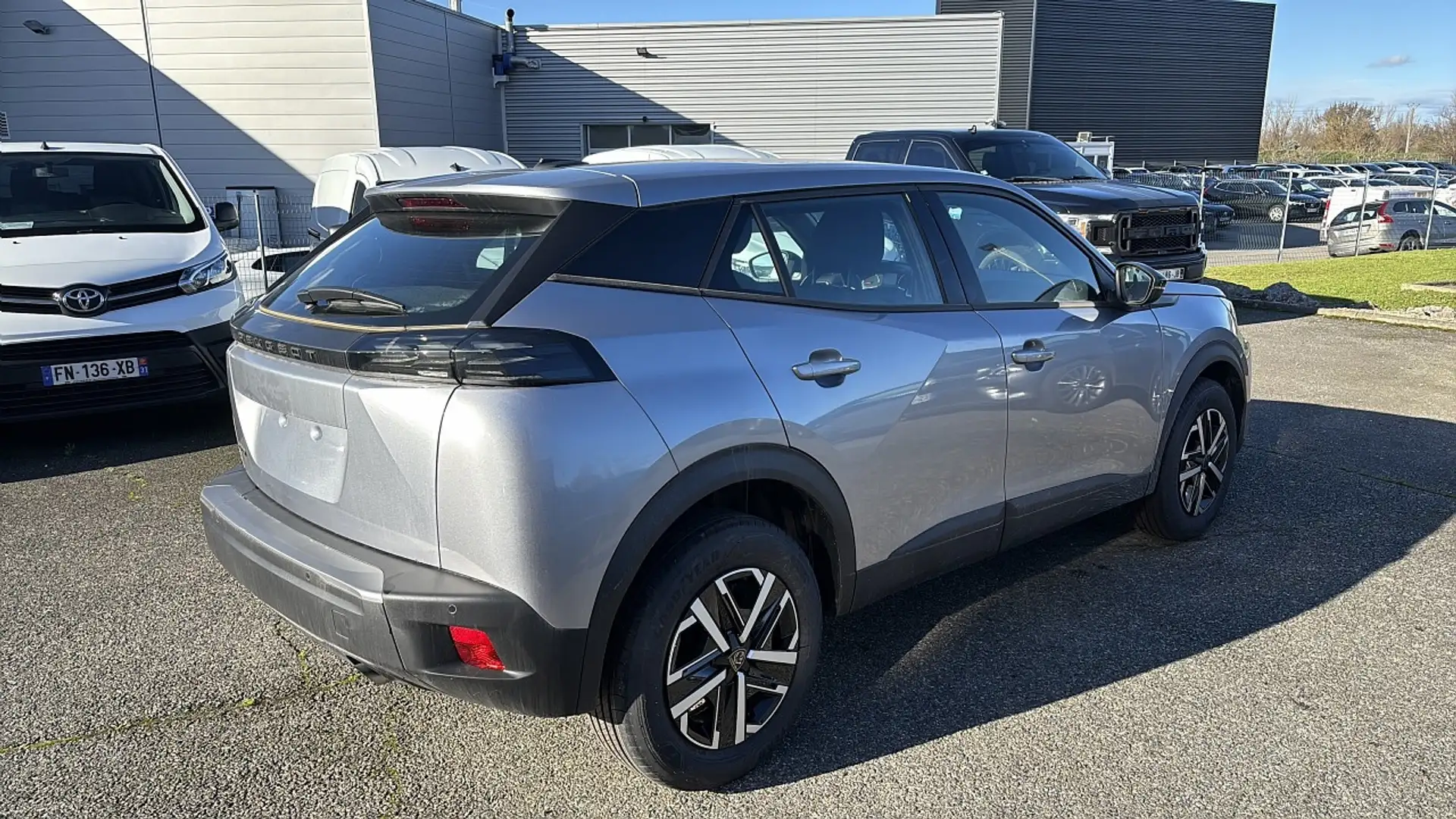 Peugeot e-2008 1.2 PURETECH 100CH S\u0026S ACTIVE Gris - 2