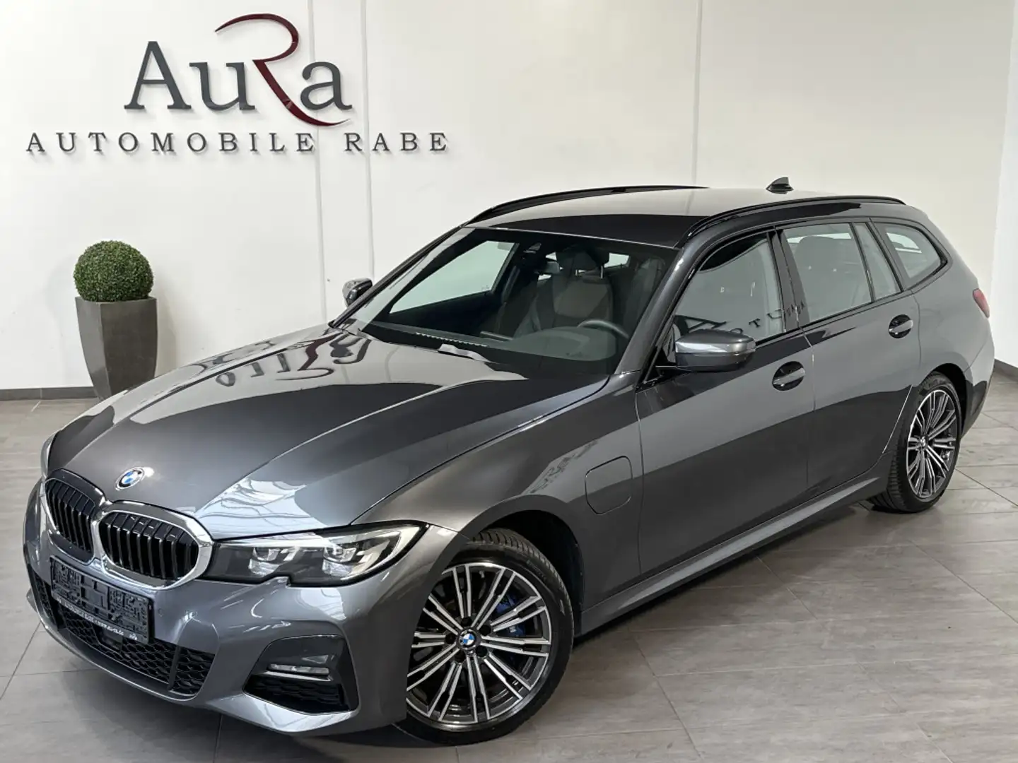 BMW 330 Touring M-Sport NAV+LED+ACC+LIVE-COCKPIT+PP Grau - 2