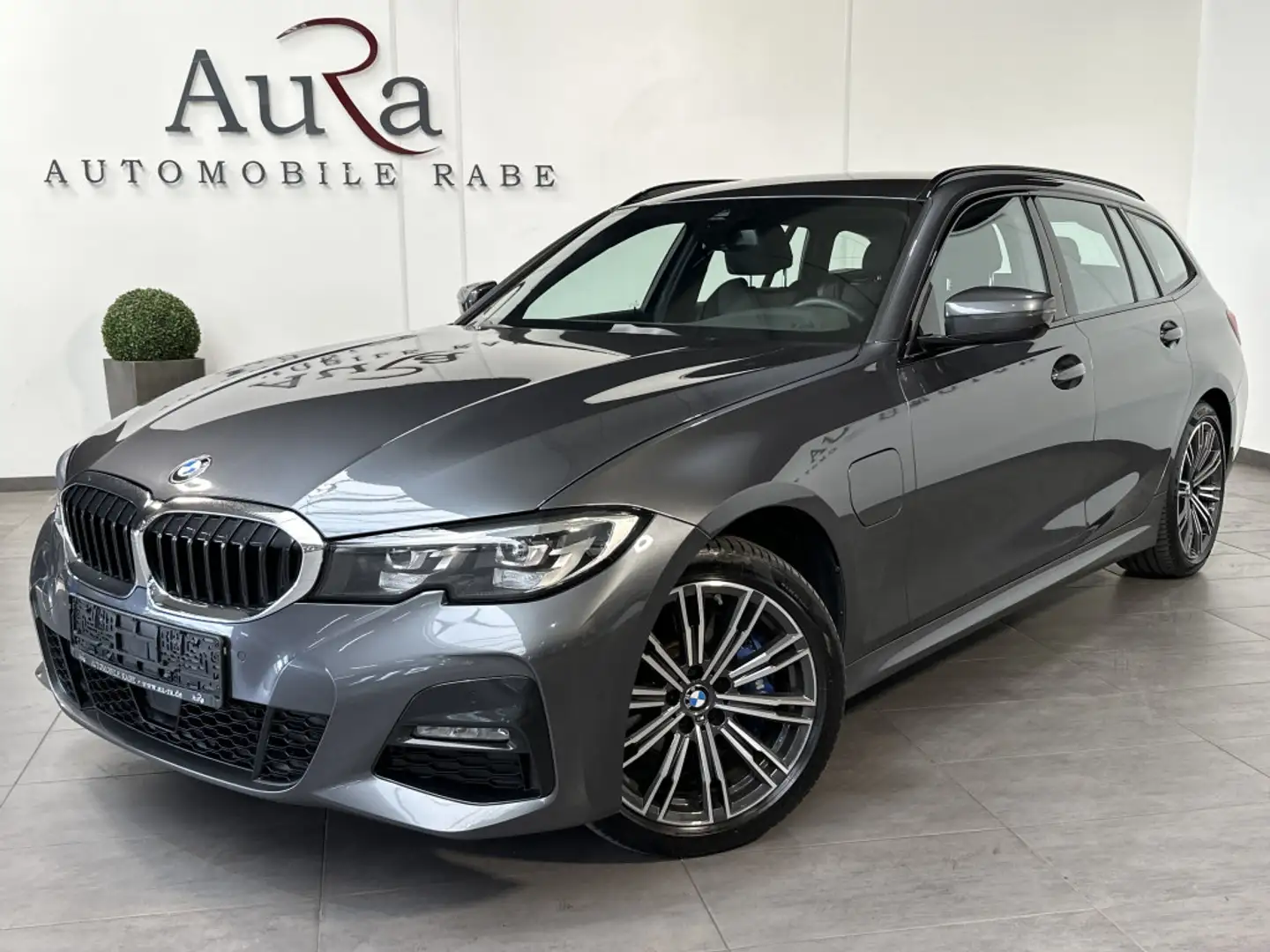 BMW 330 Touring M-Sport NAV+LED+ACC+LIVE-COCKPIT+PP Grau - 1