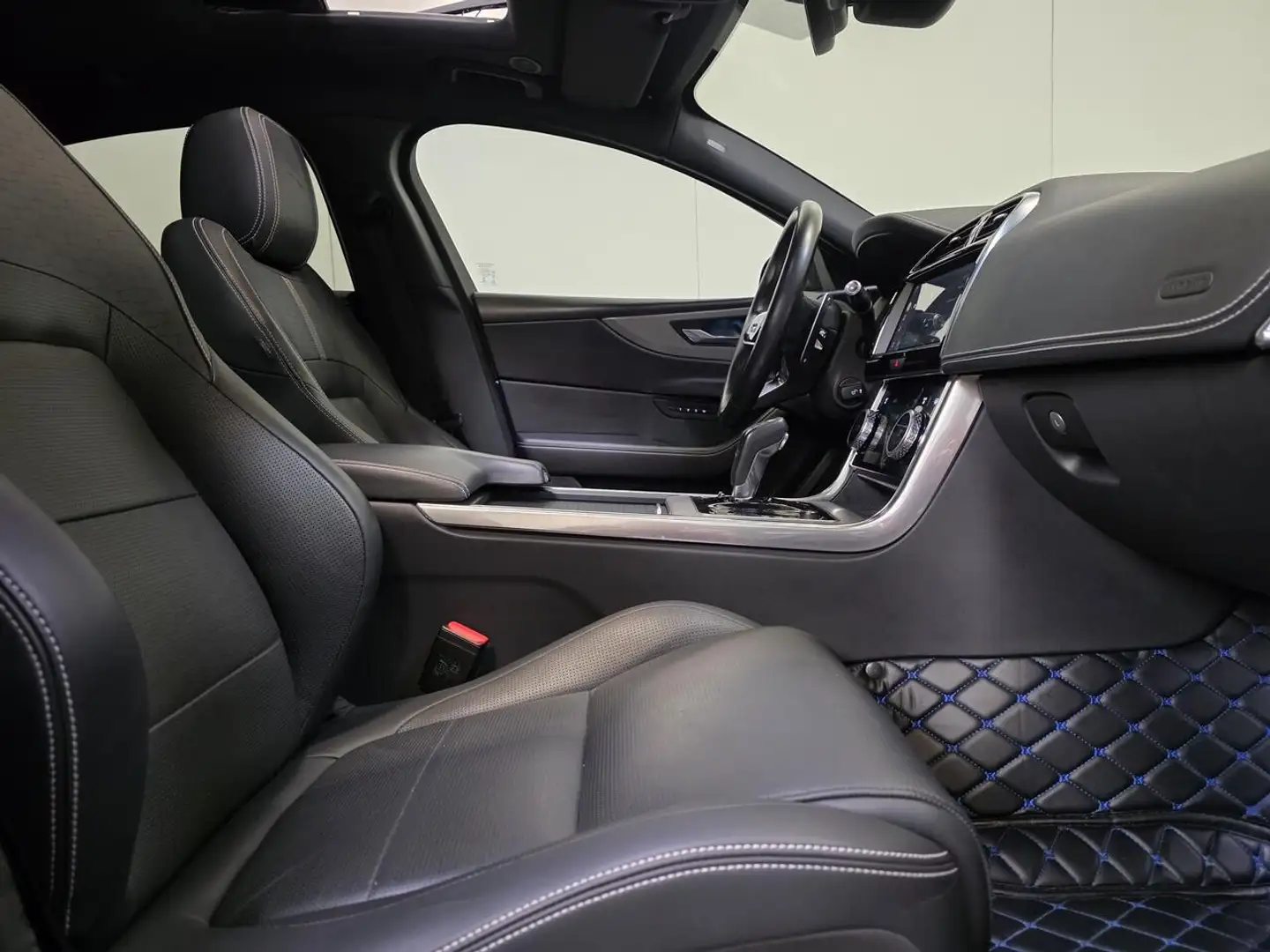 Jaguar XE D200 Autom. - Mild Hybrid - R Dynamic - Pano - ... Albastru - 2