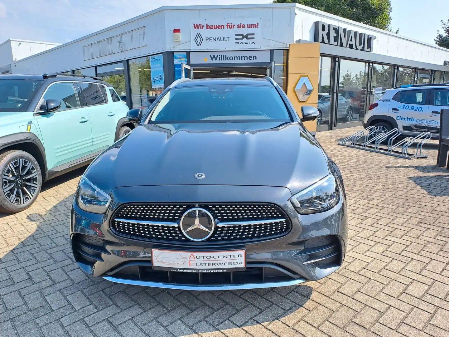 Mercedes-Benz E 300 de T Modell AMG Line Grau - 2