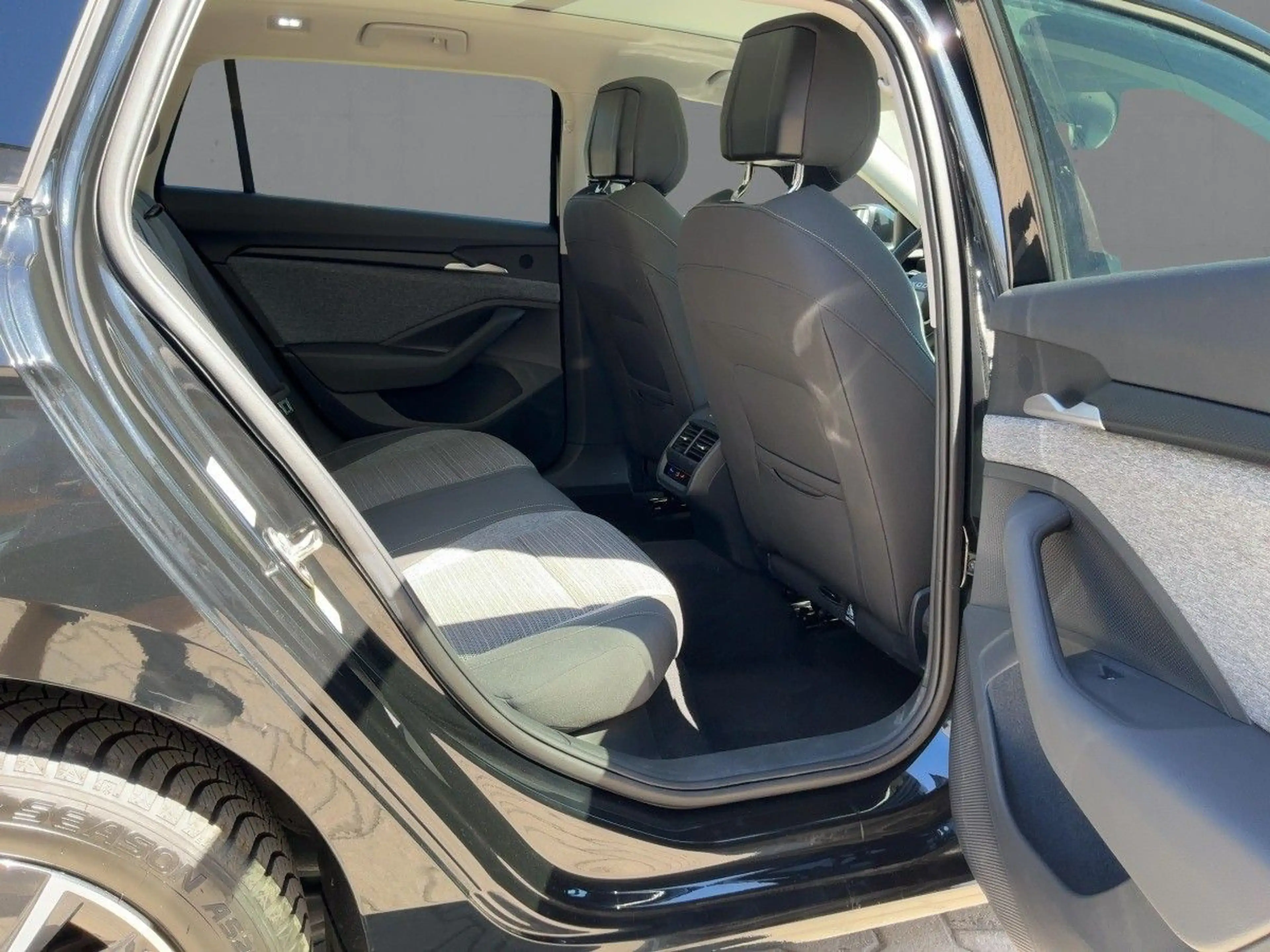 Skoda Superb Combi 2.0 TDI DSG MATRIX+NAV+AHK+PANO+HuD — photo 12