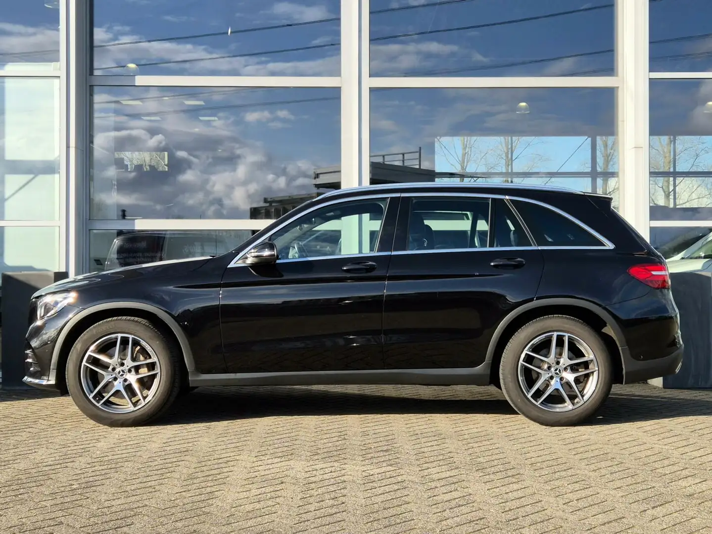 Mercedes-Benz GLC 250 4MATIC Premium Plus|CRUISE|NAVI Zwart - 2