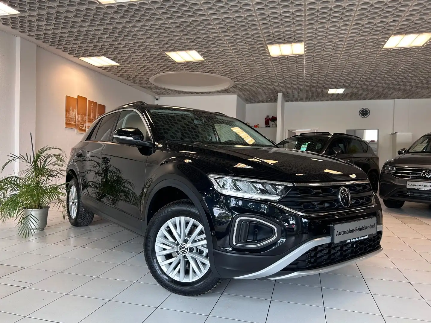 Volkswagen T-Roc 1.5 TSI DSG Life*AHK*LED*Navi*SHZ*PDC* Schwarz - 1