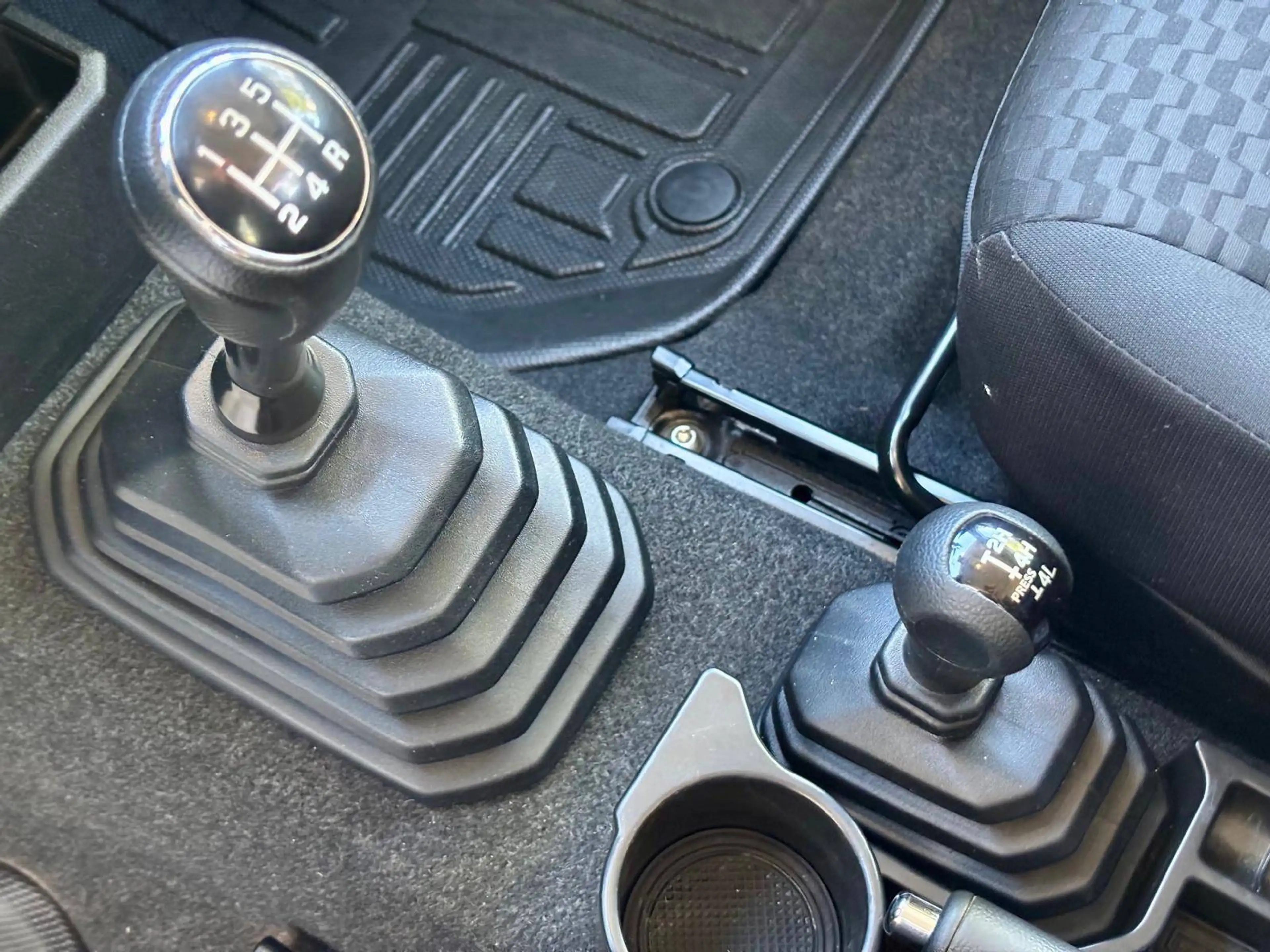 Suzuki Jimny 1.5i 4x4 102 CV | 4 PLACES | APPLE CARPLAY | 25.800 € TTC — photo 11