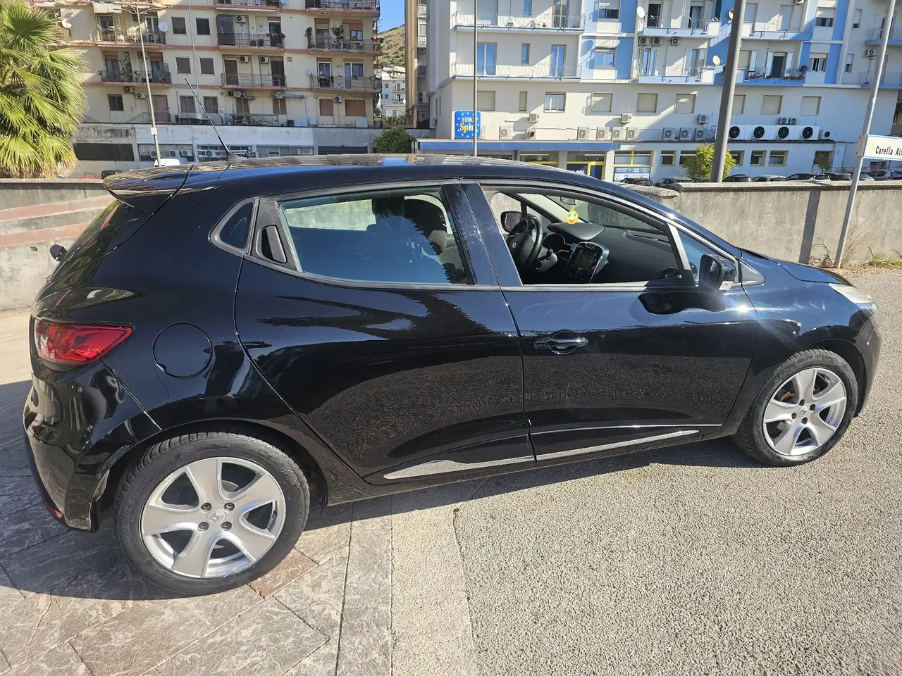 Renault Clio 5p 1.5 dci modello costume national con navigator — photo 1 of 13