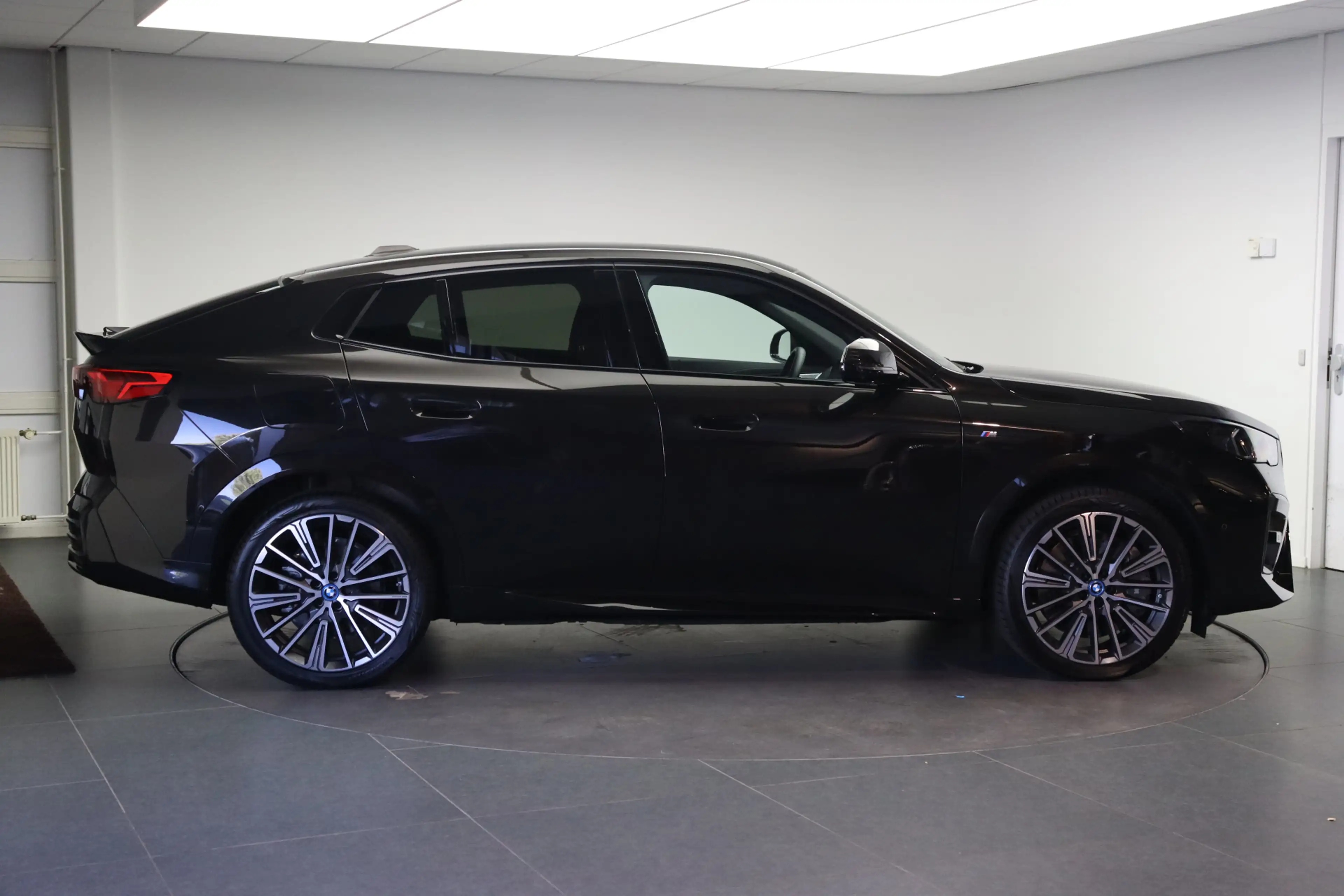 BMW iX2 eDrive20 M Sport / Trekhaak / Sportstoelen / Adapt — photo 4