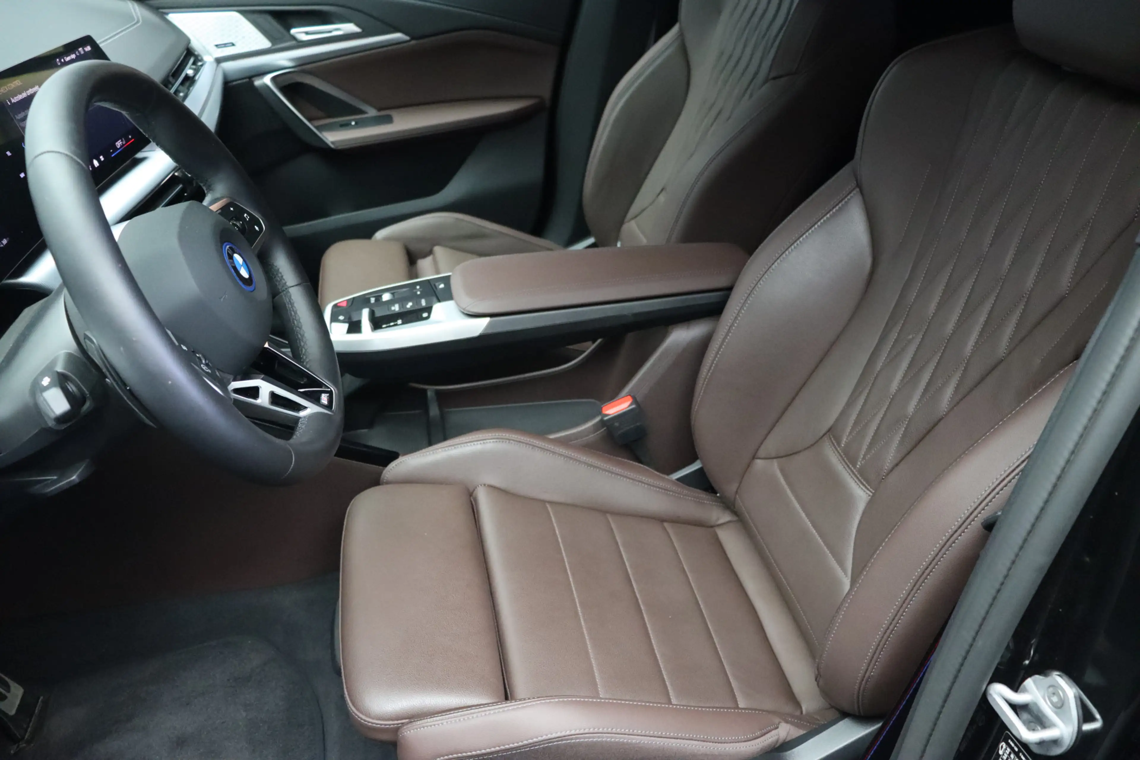 BMW iX2 eDrive20 M Sport / Trekhaak / Sportstoelen / Adapt — photo 7