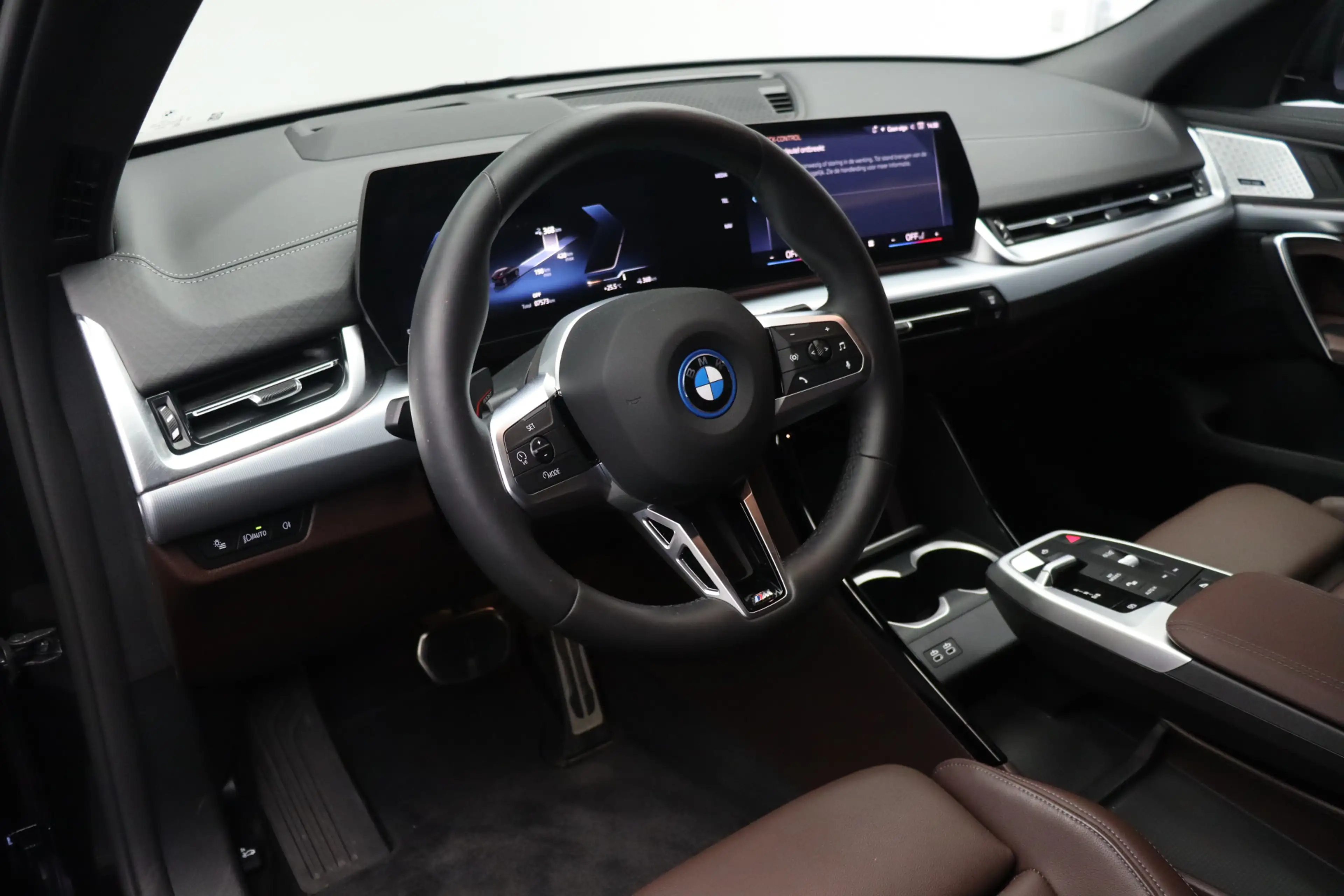 BMW iX2 eDrive20 M Sport / Trekhaak / Sportstoelen / Adapt — photo 6