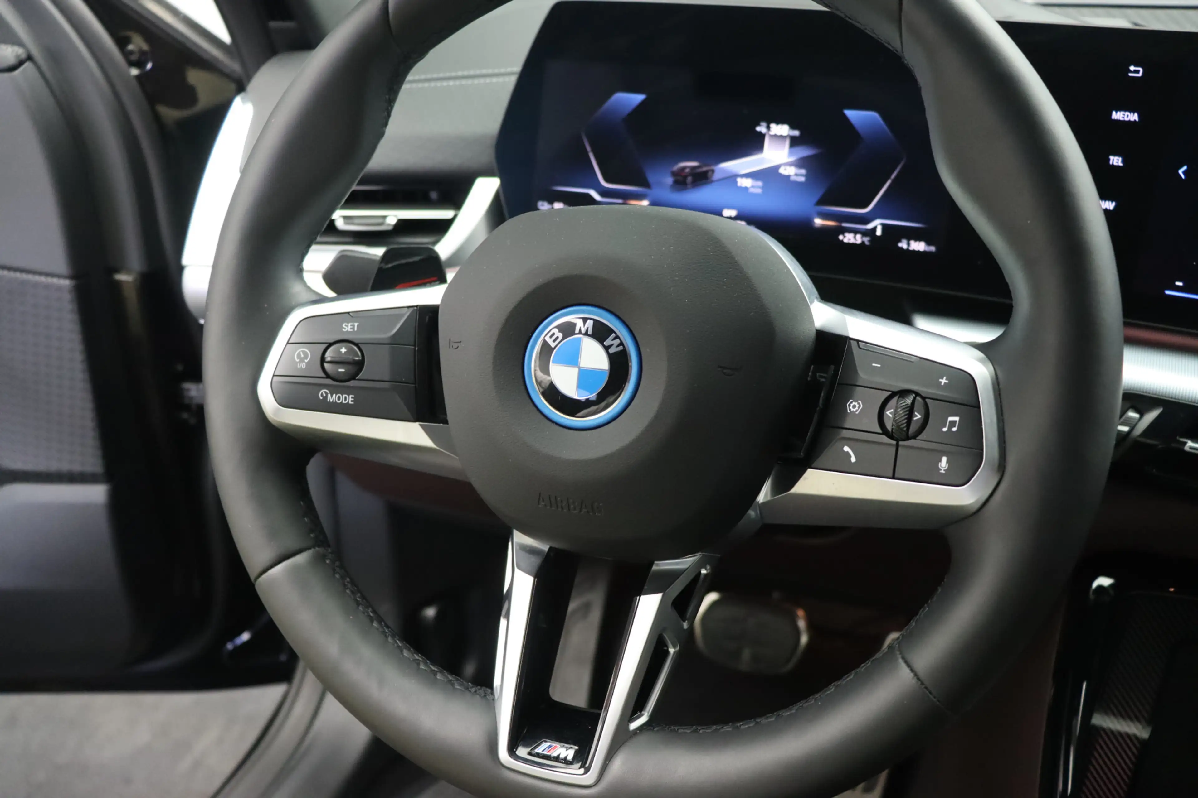 BMW iX2 eDrive20 M Sport / Trekhaak / Sportstoelen / Adapt — photo 14