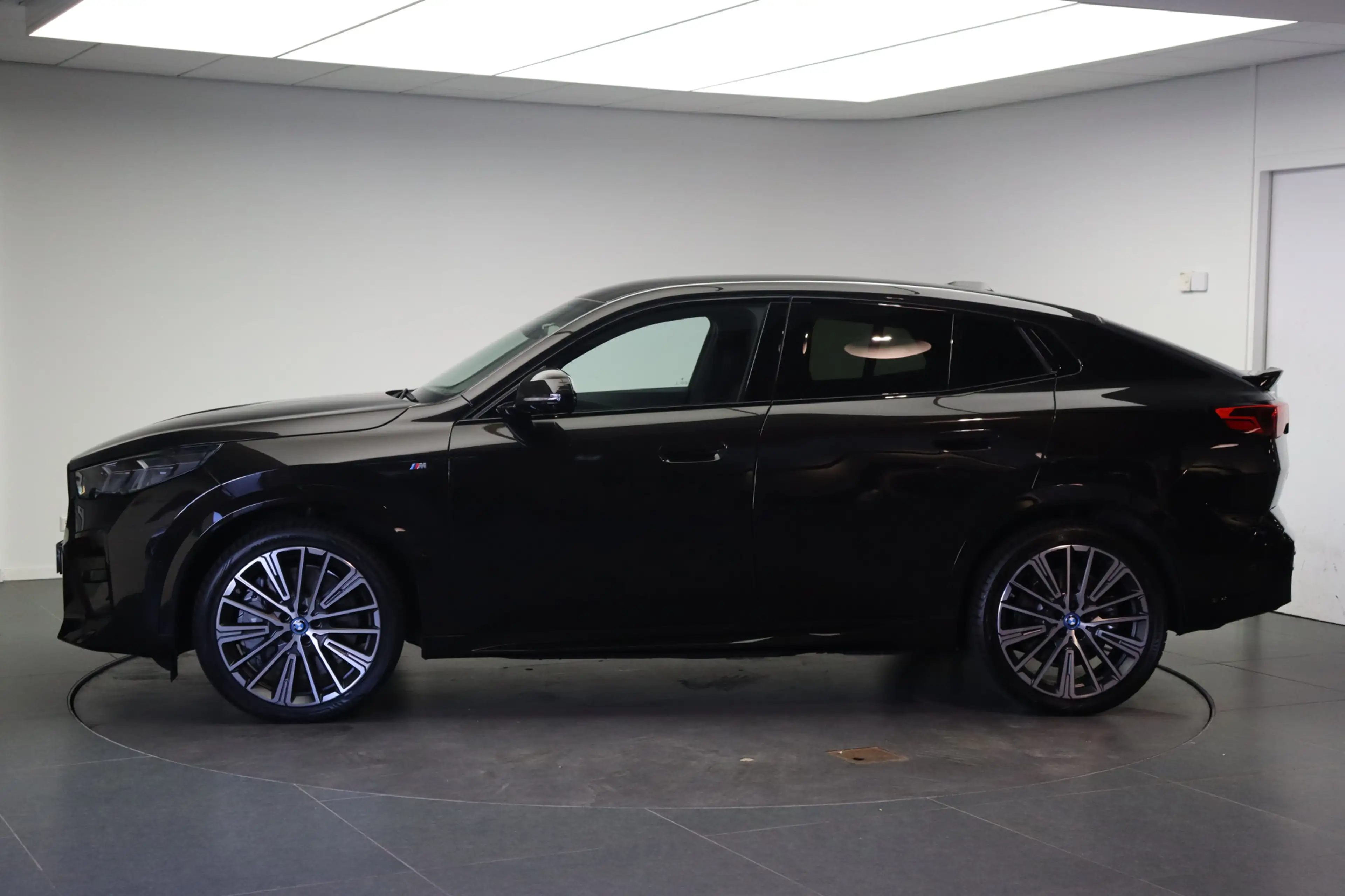 BMW iX2 eDrive20 M Sport / Trekhaak / Sportstoelen / Adapt — photo 2