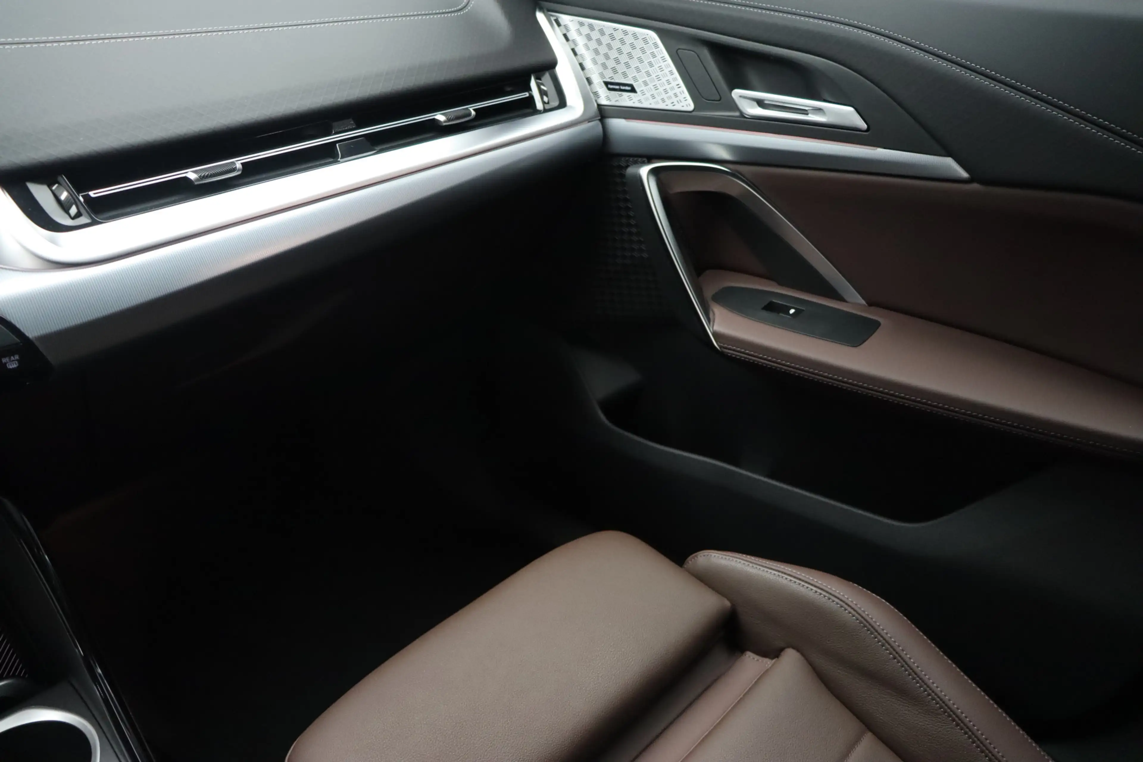 BMW iX2 eDrive20 M Sport / Trekhaak / Sportstoelen / Adapt — photo 15