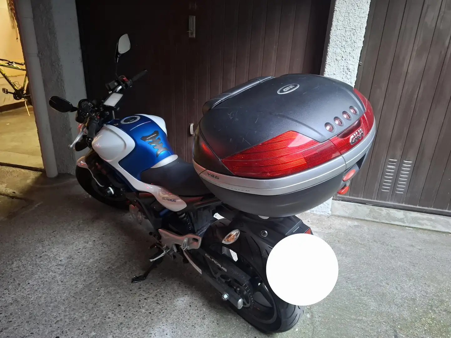 Suzuki Gladius 650 Azul - 1