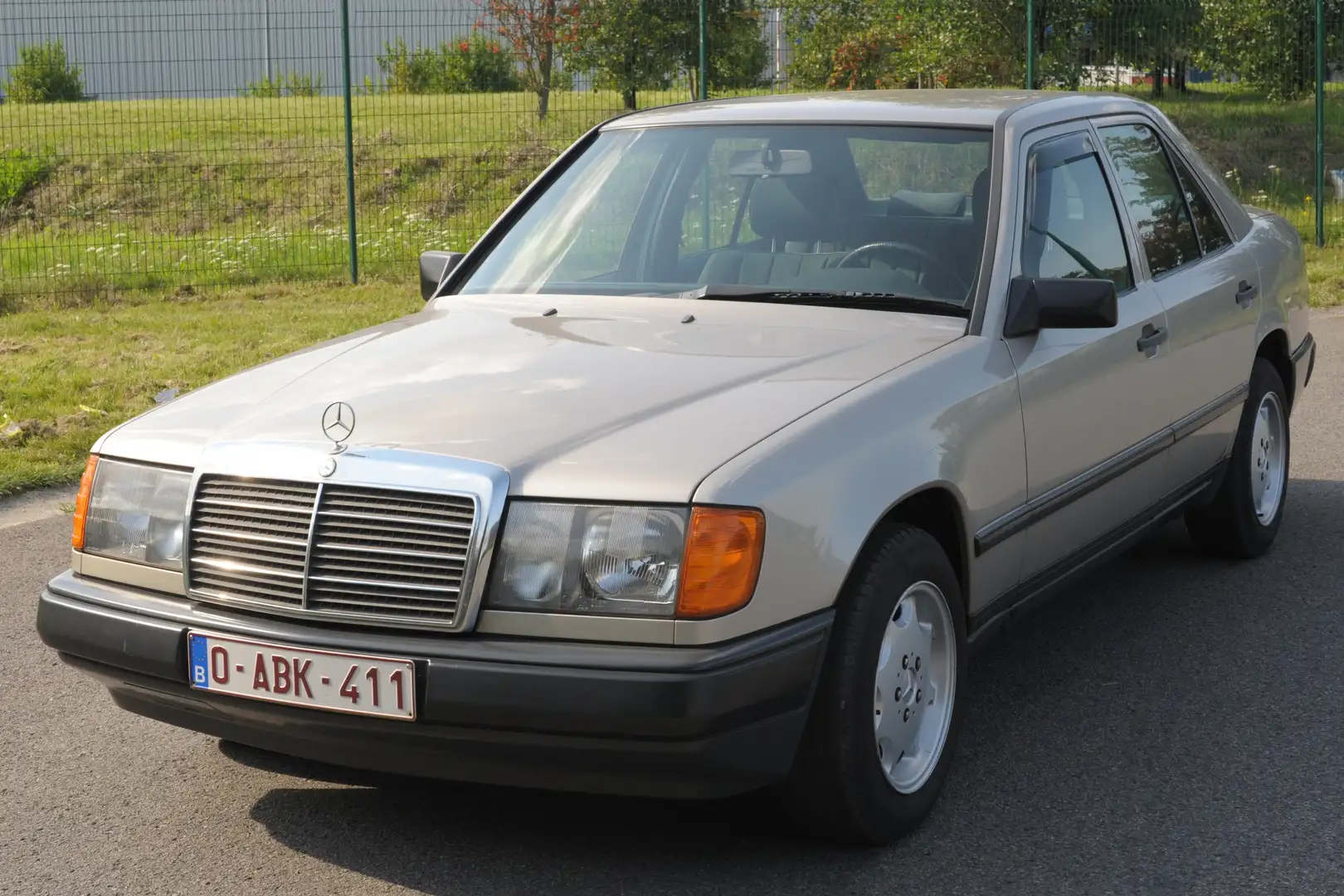 Mercedes-Benz 230 W124 - 230E - 132 cv - Superbe Stříbrná - 2