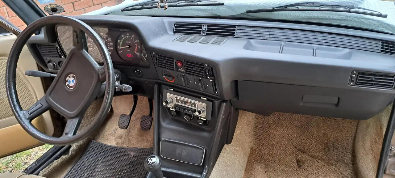 BMW 323 e21 323i 2p, foto 6