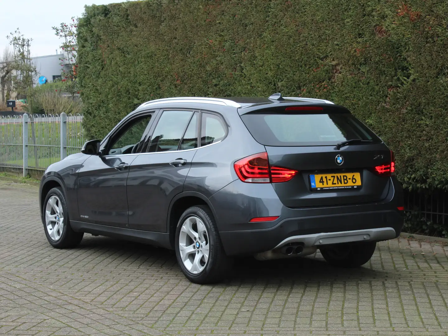 BMW X1 sDrive20i Upgrade Edition | 1e eigenaar | Dealeron Gris - 2