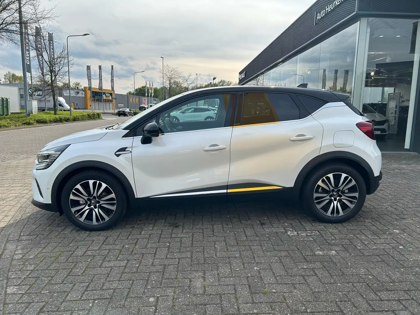 Renault Captur E-Tech Plug-in Hybrid 160 Initiale Paris | Afneemb White - 2