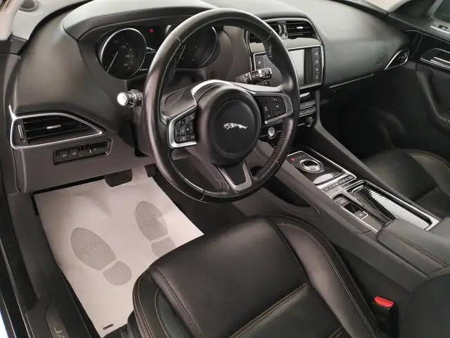 Jaguar F-Pace view 9