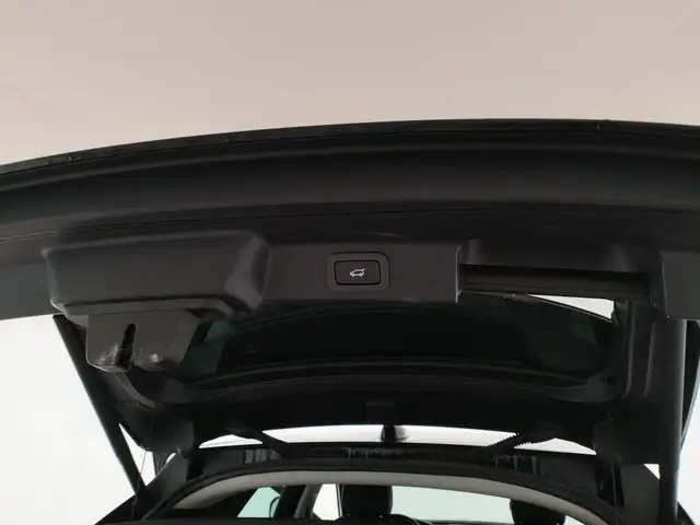 Jaguar F-Pace view 13